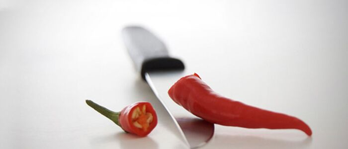 Messer mit zerschnittener Chili